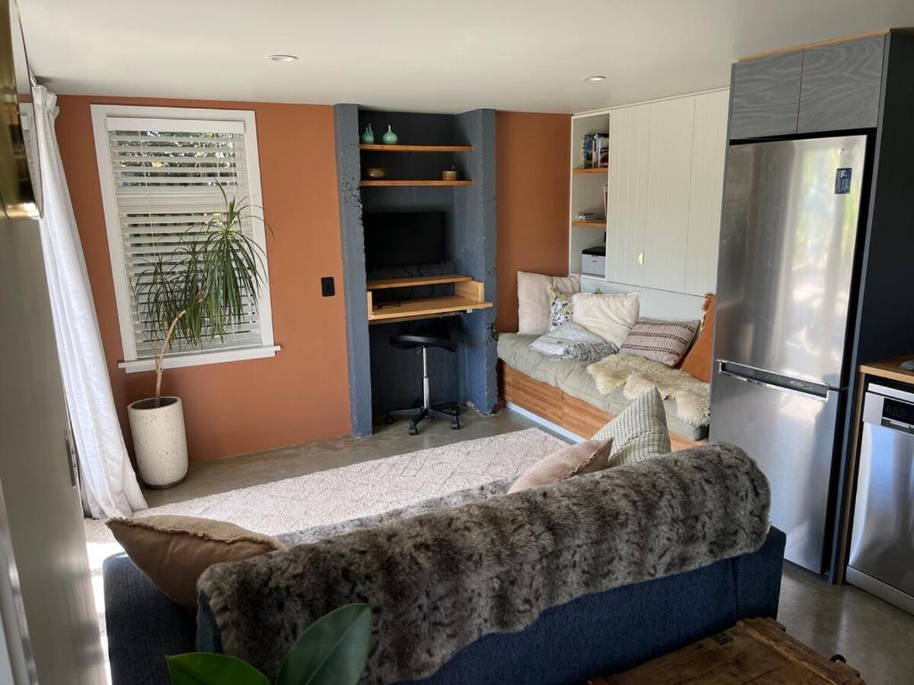 En eller flere senge i et værelse på Private central Nelson apartment