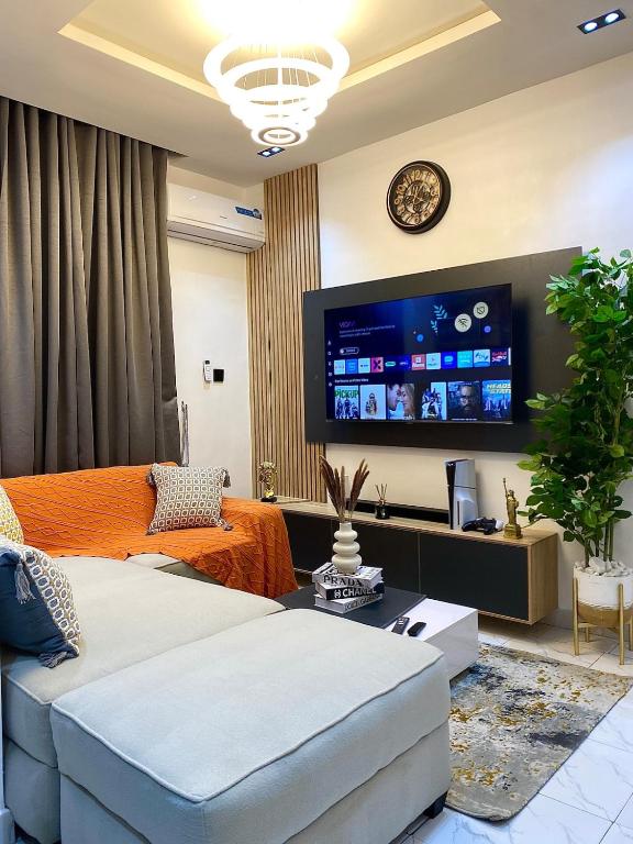 ラゴスにあるShortlet in Pedro, Gbagadaのソファとテレビのあるリビングルーム