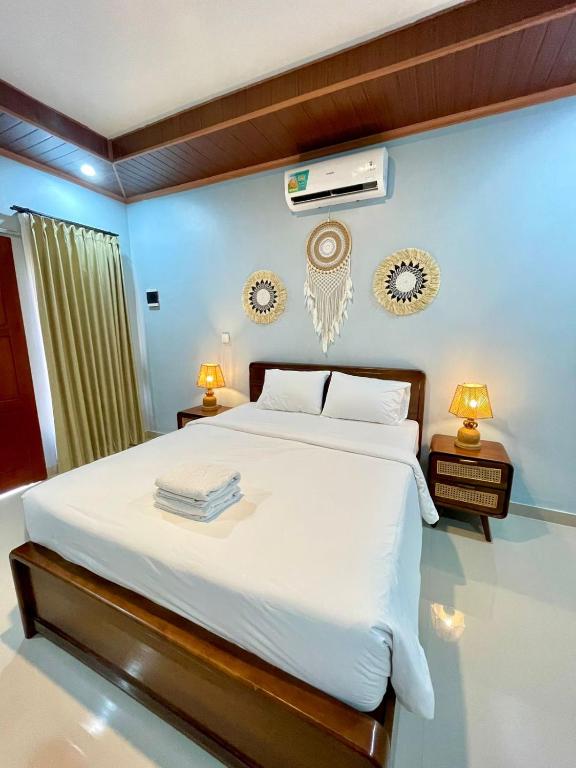 Postel nebo postele na pokoji v ubytování Golden Beach Hotel Lombok