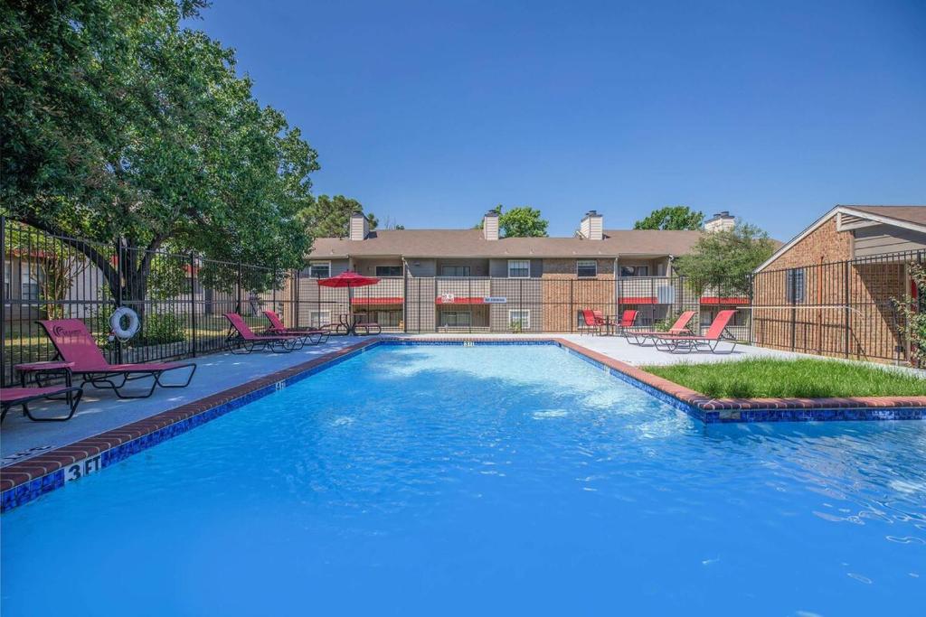 Swimmingpoolen hos eller tæt på Sports Fan Getaway less than 2mi to AT&T Stadium Pool and Gym!