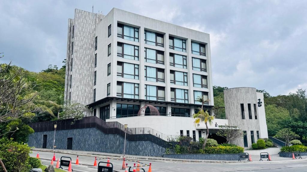 a large white building with a lot of windows at Samiling Resort in Checheng