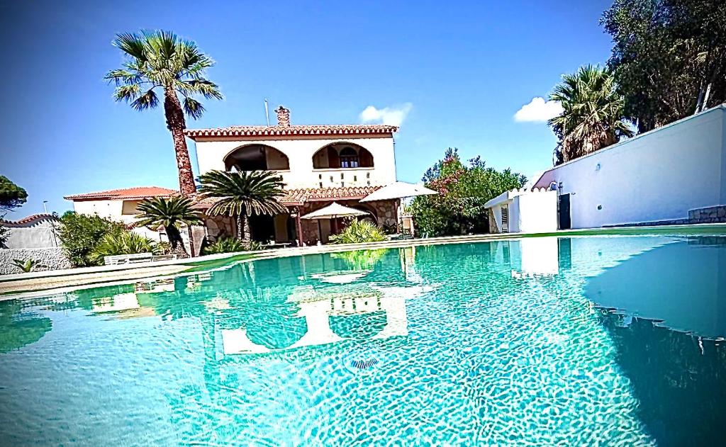 een groot zwembad voor een huis bij Villa Anna in Quartu Sant'Elena