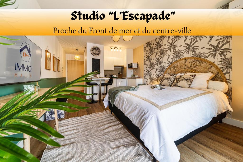 a bedroom with a bed and a table in a room at L Escapade - Studio tropical chic et parking prive in Saint-Denis