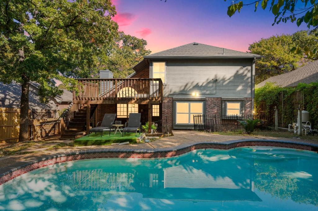 een huis met een zwembad voor een huis bij Epic Location Cool Pool, 6Flags, Rangers, Cowboys in Fort Worth