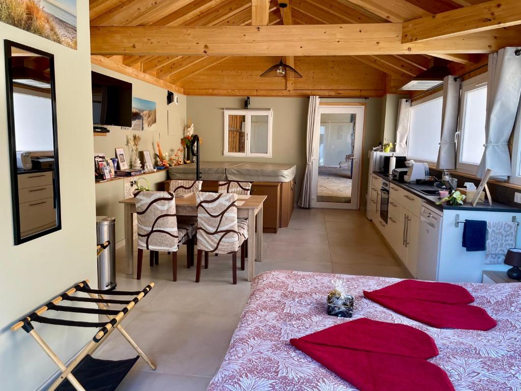 a kitchen and dining room with a table in a room at Studio Au Cosy Spa in Riedheim