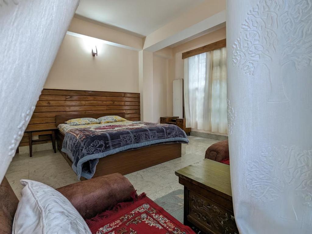 a bedroom with two beds and a couch in it at Daarapari in Kaluk