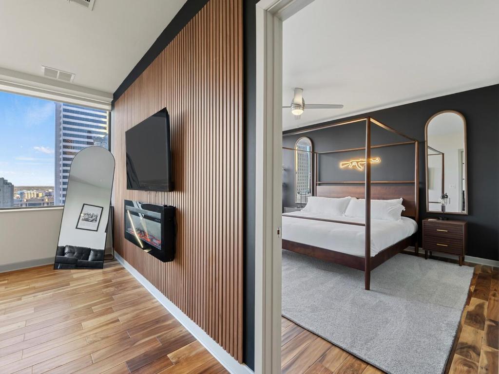 Postel nebo postele na pokoji v ubytování 17th Floor Downtown Dallas Skyline City View High Rise