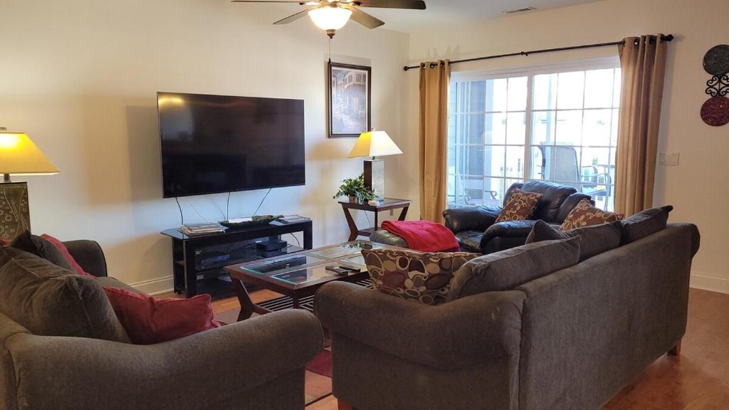 TV a/nebo společenská místnost v ubytování The Beachside Harborfront Hideaway