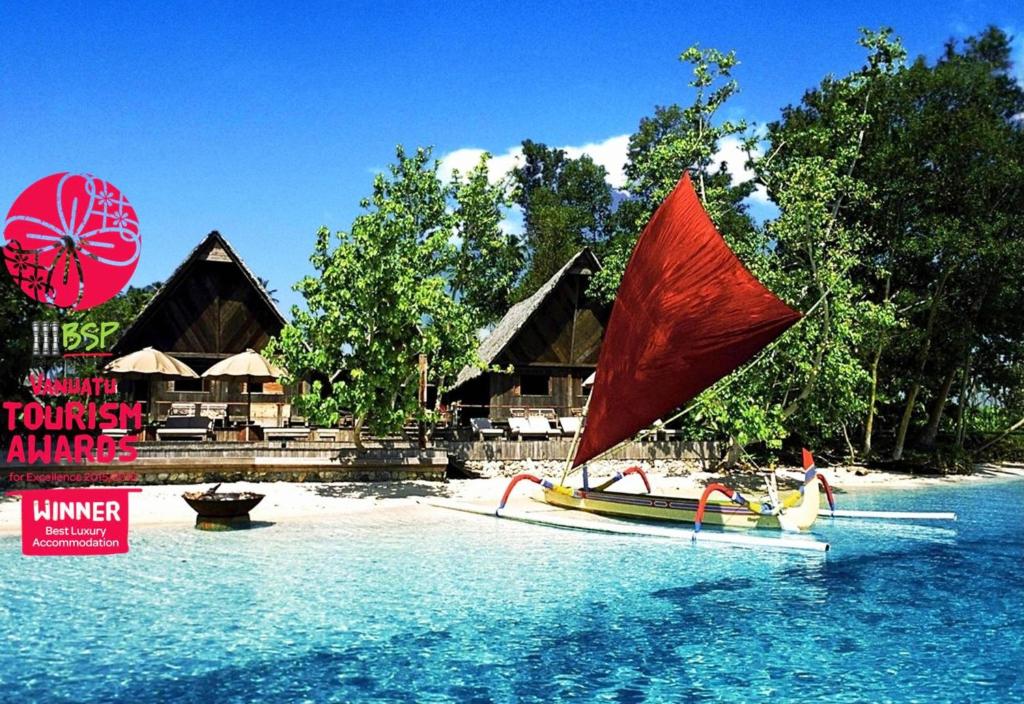 Bazén v ubytování Ratua Private Island Resort nebo v jeho okolí