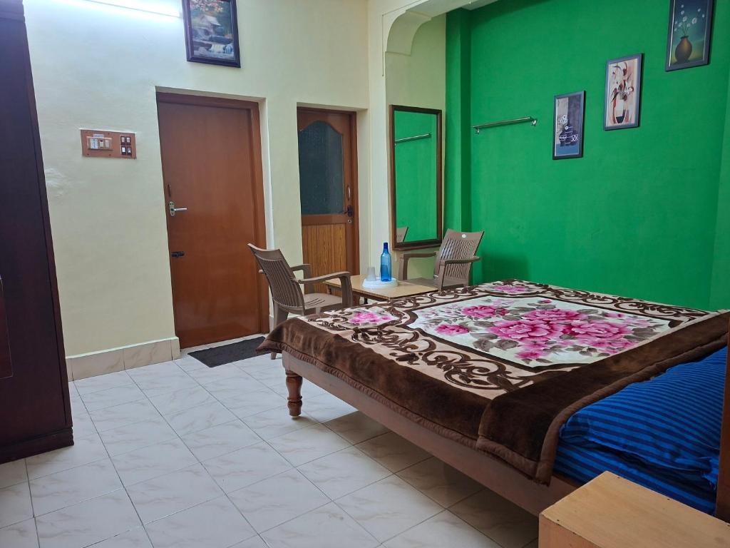 科代卡纳尔Jmholidayinn的带床和绿墙的卧室