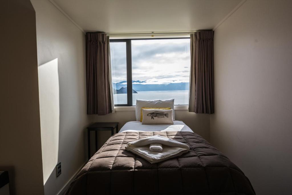 Postel nebo postele na pokoji v ubytování Hawea Hotel