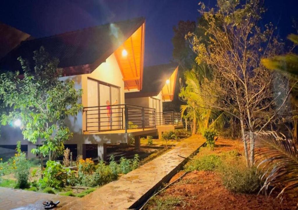 ティッサマハーラーマにあるLake Breeze Cabana Yalaの庭のある家