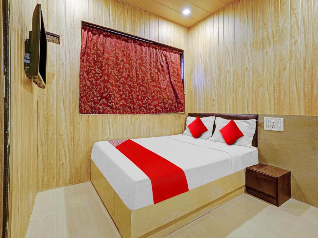 Postel nebo postele na pokoji v ubytování Hotel Yatri Inn Vashi Navi Mumbai