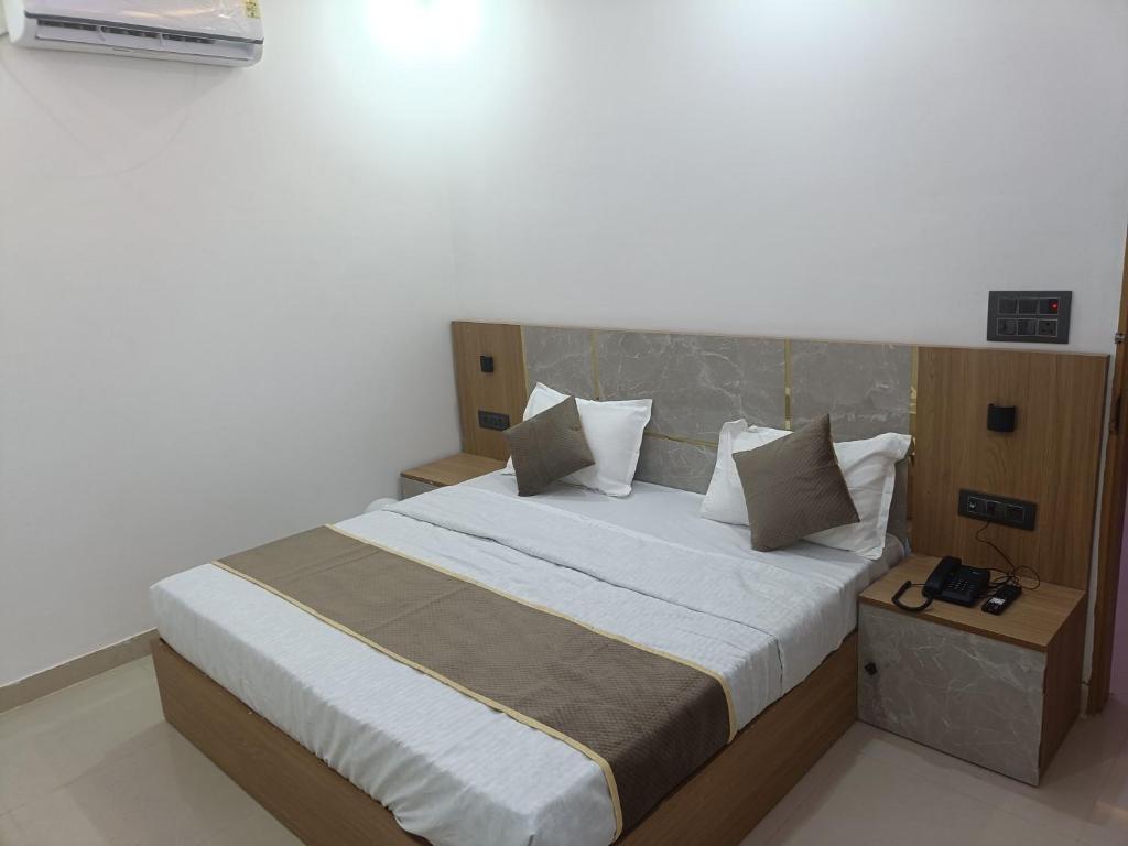 Ένα ή περισσότερα κρεβάτια σε δωμάτιο στο Hotel Ashiyana Palace