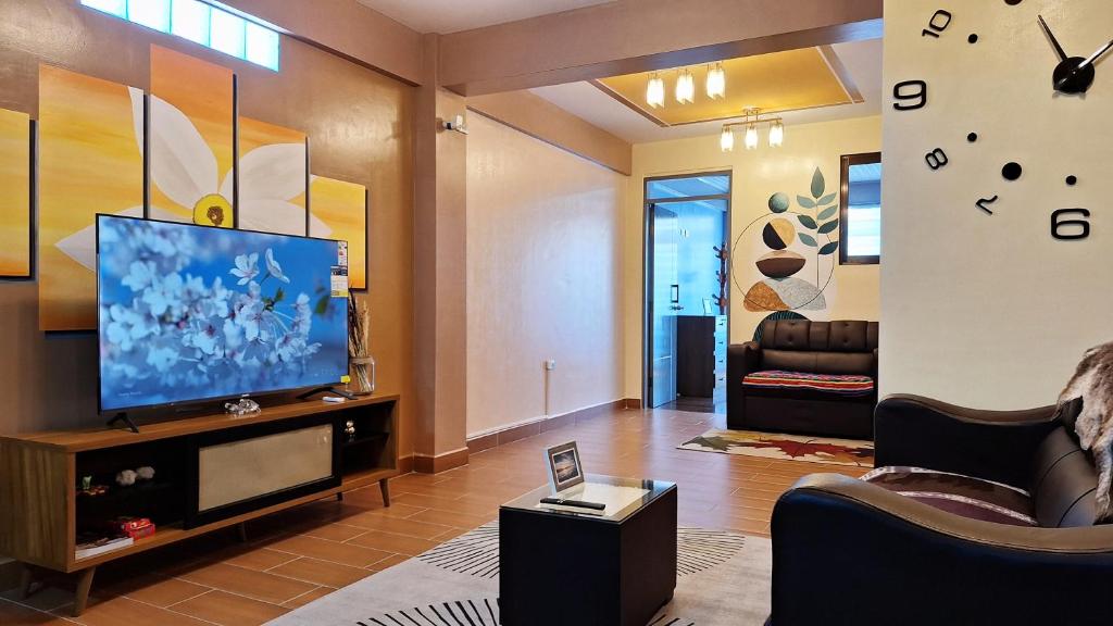 a living room with a large flat screen tv at Céntrico apartamento con 2 baños, a pasos de restaurantes y agencias de turismo in Uyuni