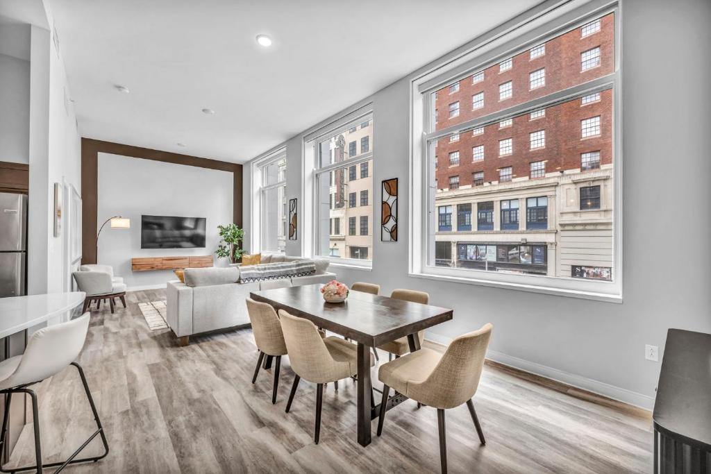 クリーブランドにあるLuxe Flat with Heated Pool Sauna Rooftop Deck Gymのテーブルと椅子とソファのあるリビングルーム