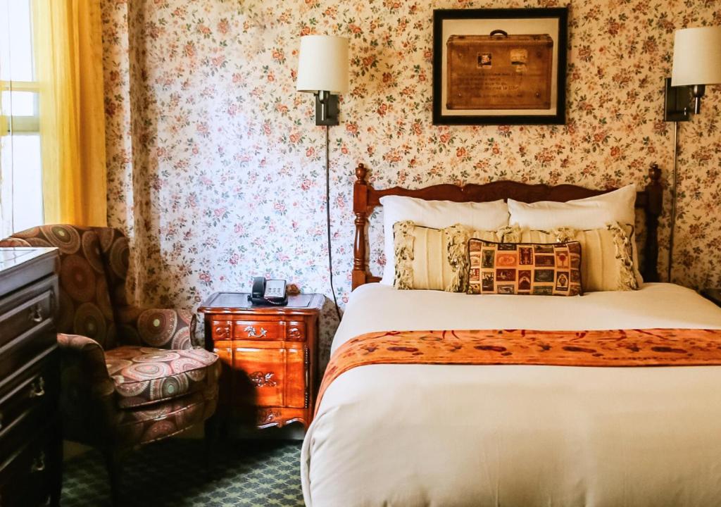 Postel nebo postele na pokoji v ubytování Petite Auberge