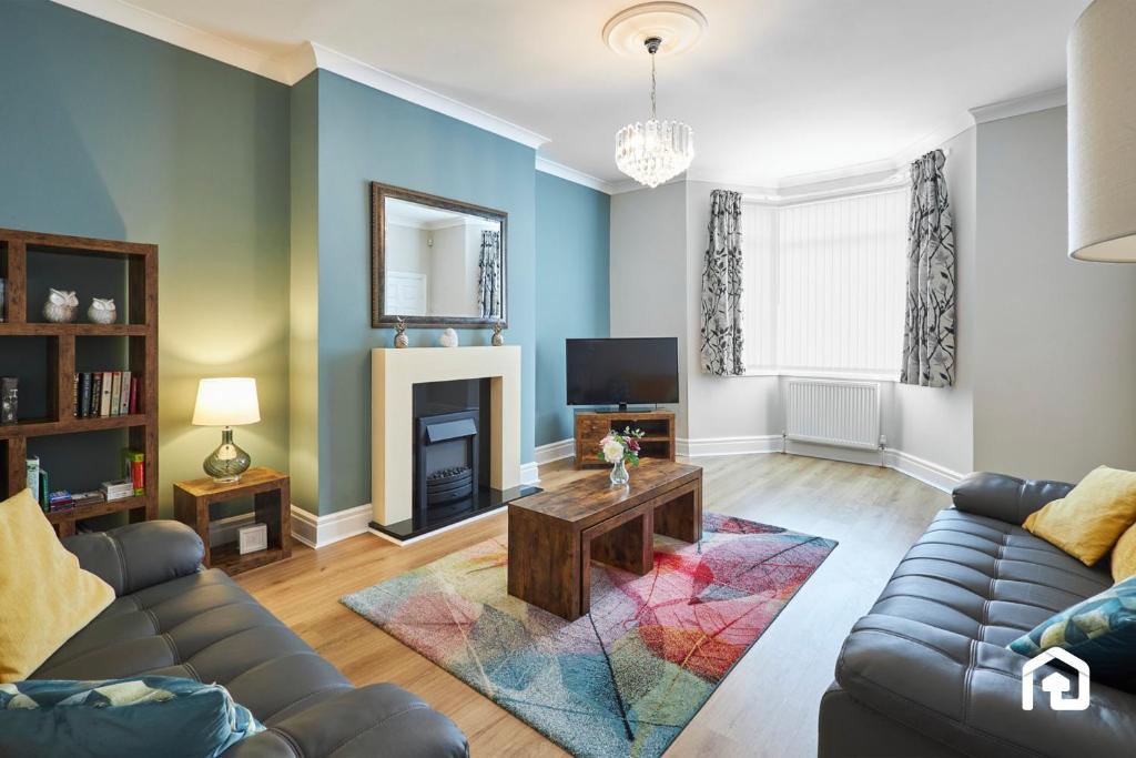 TV a/nebo společenská místnost v ubytování Vacant Nests The Park View Seaham Hideaway