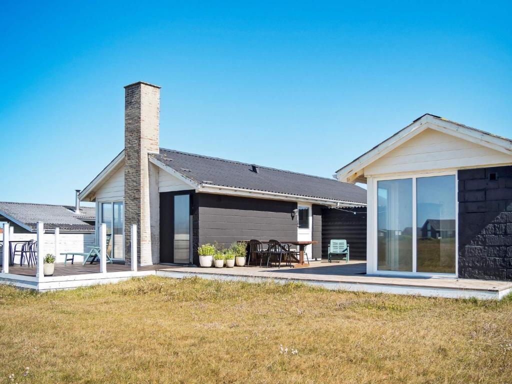 Torstedにある6 person holiday home in Thistedの庭のガラス引き戸付き住宅