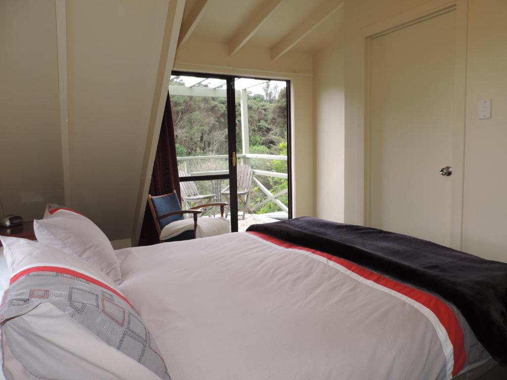 Postel nebo postele na pokoji v ubytování Waiheke Island Punga Lodge