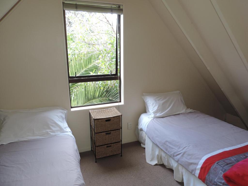 Postel nebo postele na pokoji v ubytování Waiheke Island Punga Lodge