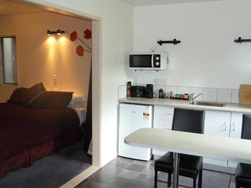 Kuchyň nebo kuchyňský kout v ubytování Waiheke Island Punga Lodge