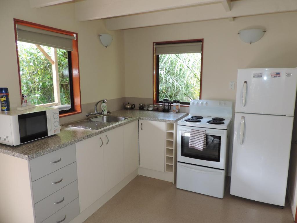 Kuchyň nebo kuchyňský kout v ubytování Waiheke Island Punga Lodge