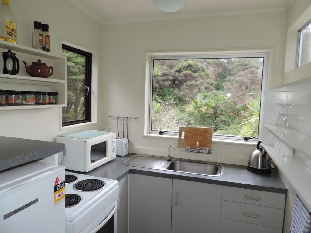 Kuchyň nebo kuchyňský kout v ubytování Waiheke Island Punga Lodge