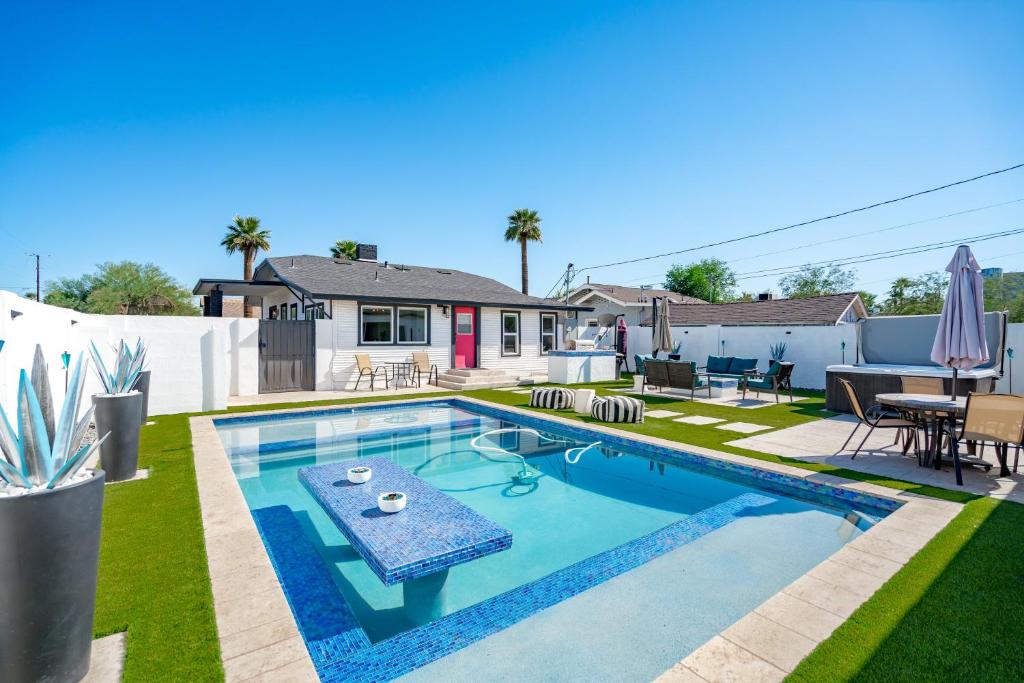 una piscina con una mesa en un patio en Casa Lumina, en Phoenix