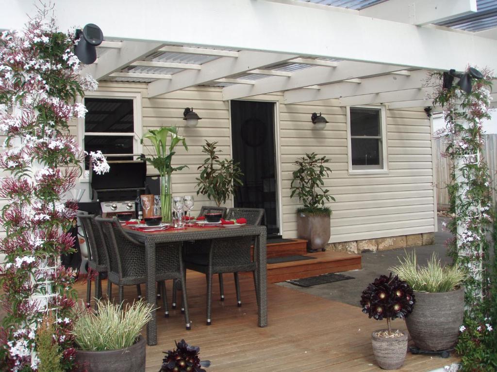 a patio with a table and chairs and a house at Jamieson Cottage in Warrnambool