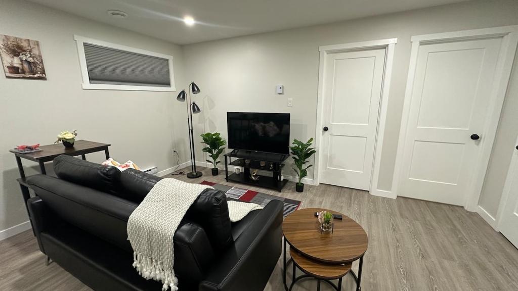 TV a/nebo společenská místnost v ubytování Eastbrook Cozy Basement Suite with Tempur-Pedic Bed