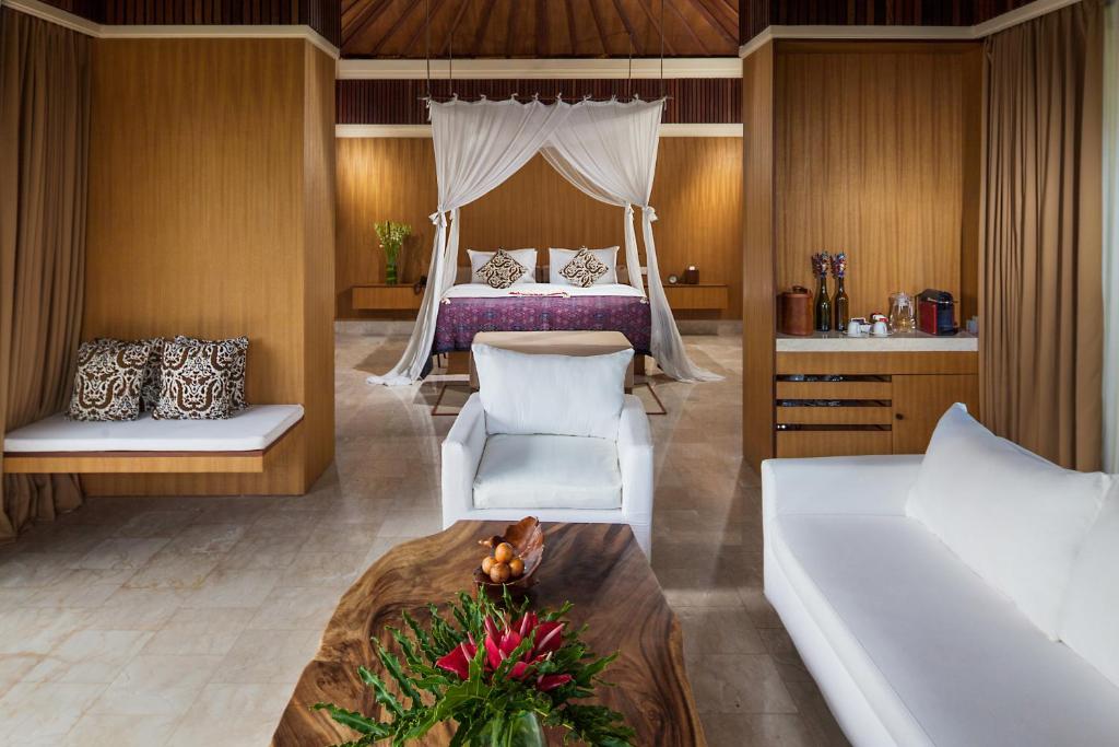 Postel nebo postele na pokoji v ubytování Komaneka at Rasa Sayang Ubud