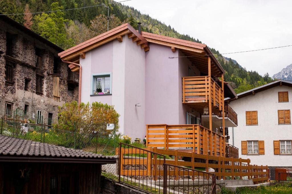 a white house with a wooden fence in front of it at Il Bosco dei 100 Acri in Roncobello