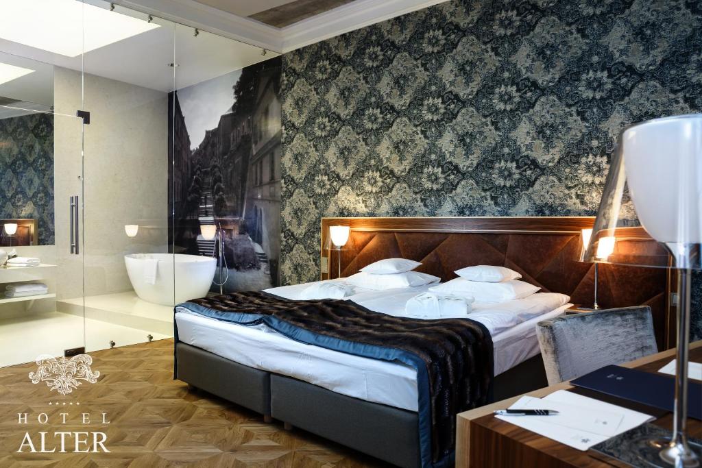 um quarto de hotel com uma cama e uma casa de banho em Hotel Alter em Lublin