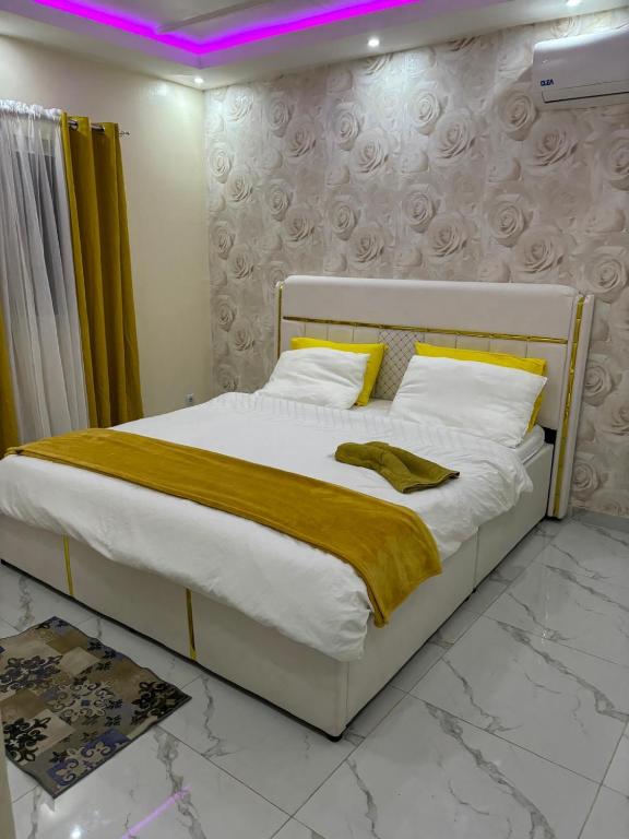 Postel nebo postele na pokoji v ubytování Casa Família Ndombe