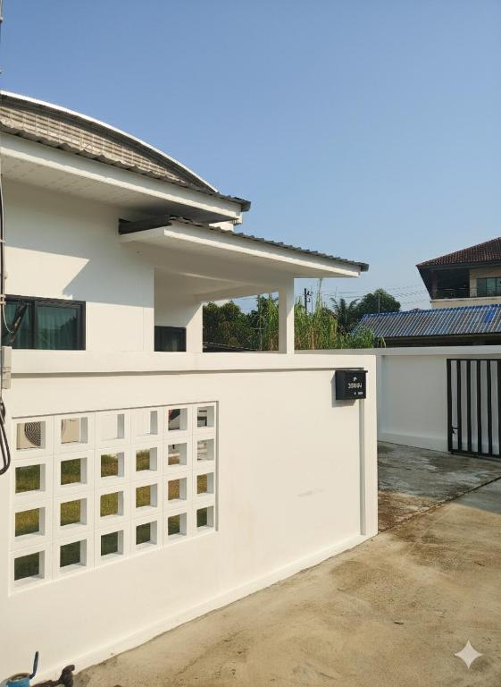 Balkón nebo terasa v ubytování The White House Chalong