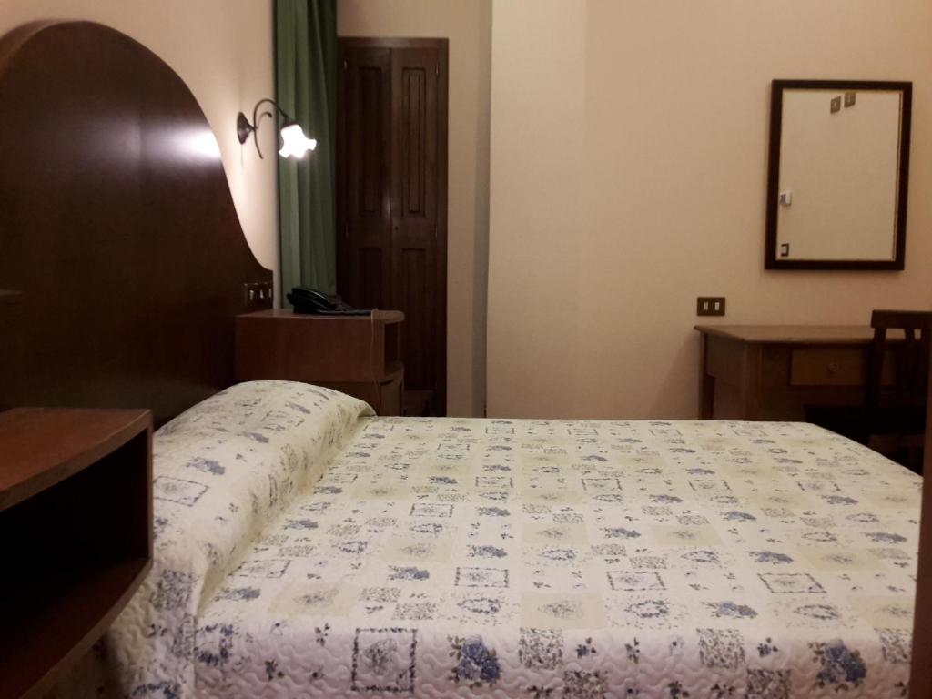 Postel nebo postele na pokoji v ubytování Hotel 4 Coronati
