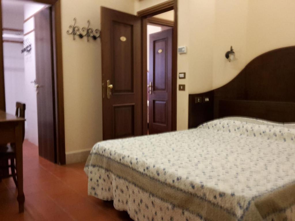 Postel nebo postele na pokoji v ubytování Hotel 4 Coronati