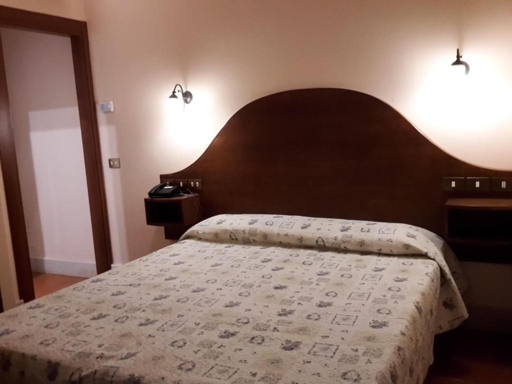 Postel nebo postele na pokoji v ubytování Hotel 4 Coronati
