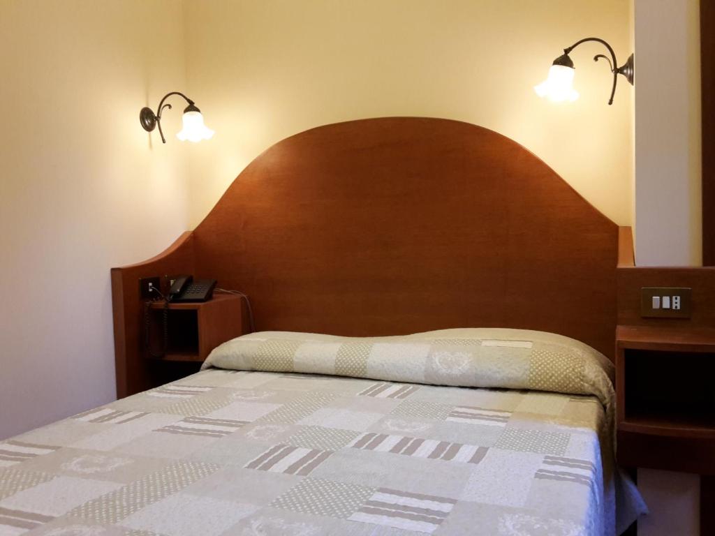 Postel nebo postele na pokoji v ubytování Hotel 4 Coronati