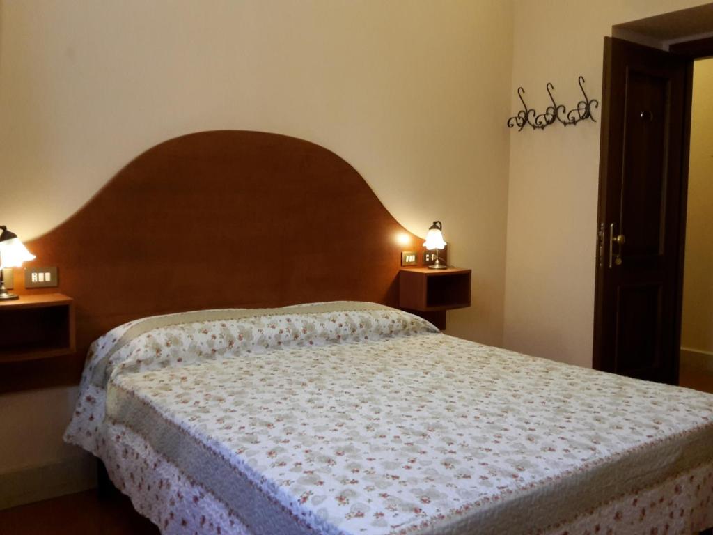 Postel nebo postele na pokoji v ubytování Hotel 4 Coronati
