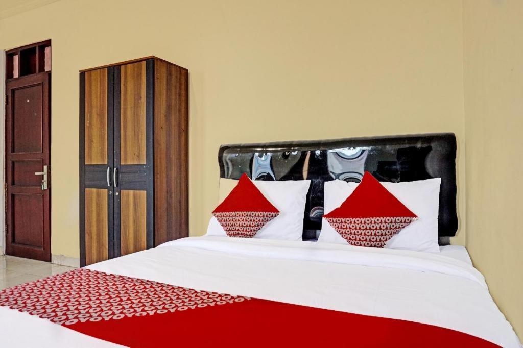 Postel nebo postele na pokoji v ubytování Hotel O J&b Rooms Tomang
