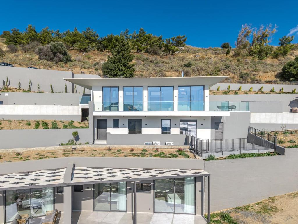 una vista aérea de una casa con una colina en el fondo en Dione Villa, en Sellía