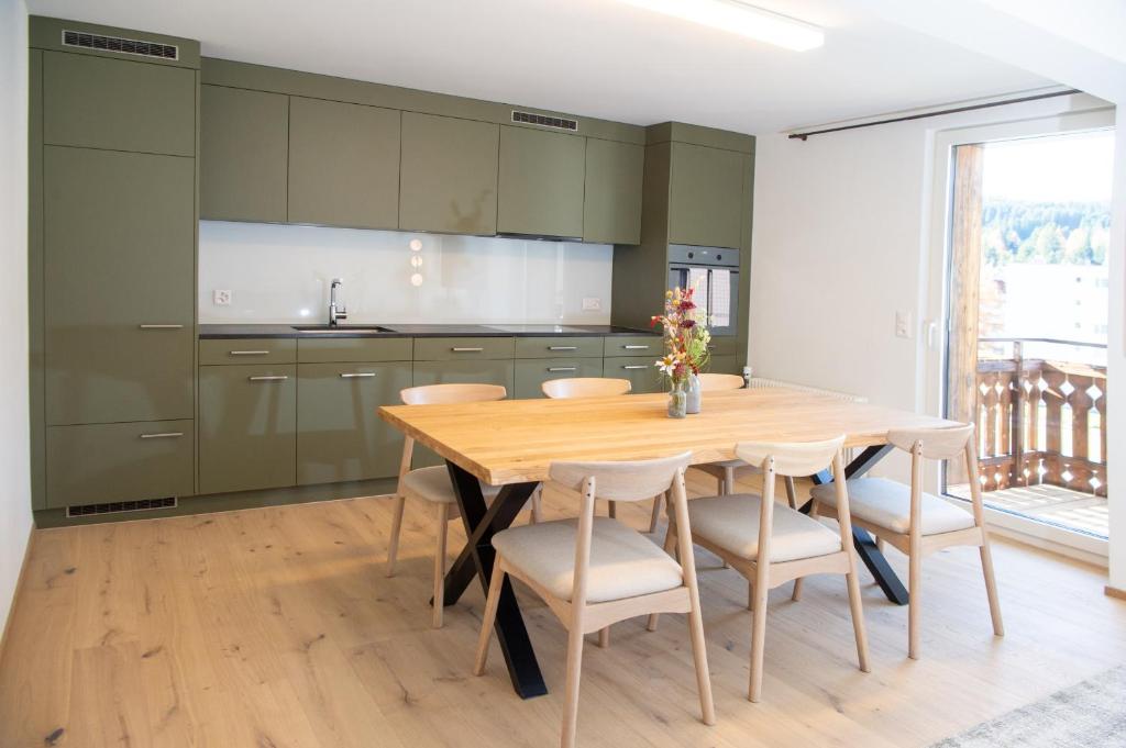 Η κουζίνα ή μικρή κουζίνα στο 4 room apartment for 8 people Bergcafé Aurora Lenzerheide