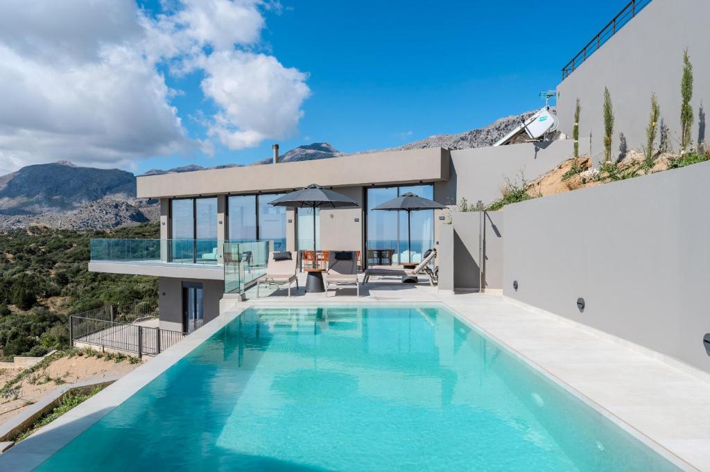 una piscina en el patio trasero de una casa en Zeus Villa, en Sellía