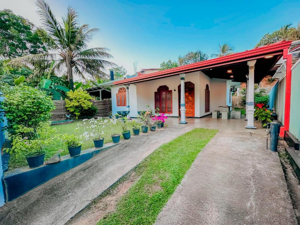 Κήπος έξω από το Nature Villa Hiriketiya