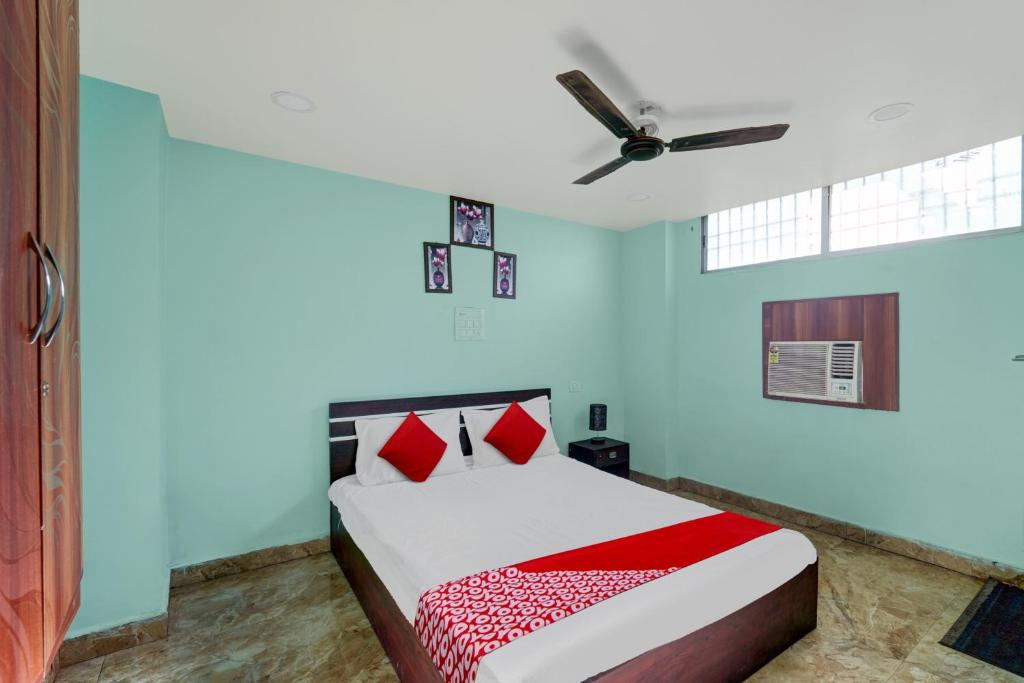 Un dormitorio con una cama y un ventilador de techo. en Hotel O 27 Degree Hotel, en Dhanbād