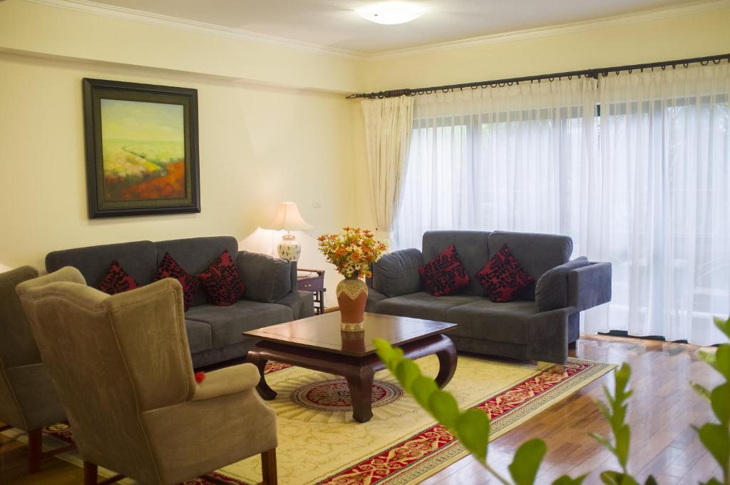 Ruang duduk di Mayfair Hanoi