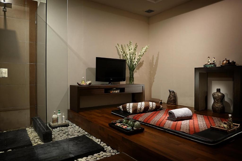TV a/nebo společenská místnost v ubytování Cavinton Hotel Malioboro Yogyakarta
