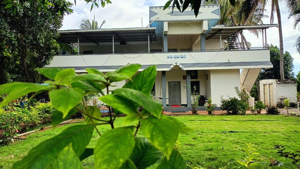 Serene Homestay في بادامي: منزل أمامه حديقة خضراء